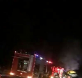 海豐一輛大車突然起火，消防和警方迅速趕赴現場處置